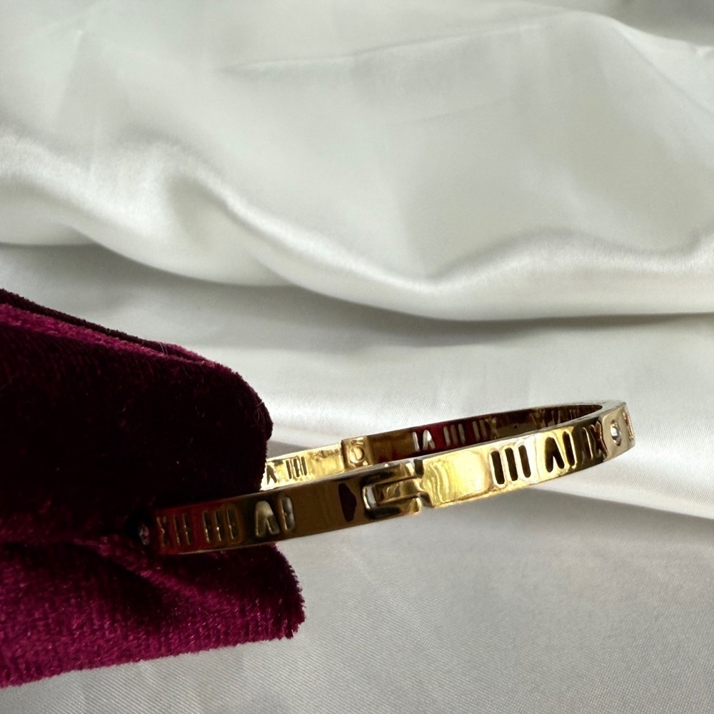 Best bracelet 
Stainless steel 
Luxury 
Roman Numeral Bracelet - Picture 8 of 13